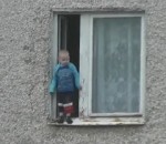 enfant jouer Un enfant joue sur le bord d'une fenêtre au 8ème étage