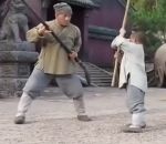 apprendre enfant Un enfant moine apprend le kung-fu Shaolin à Jackie Chan