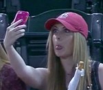 baseball match Des filles font des selfies pendant un match de baseball