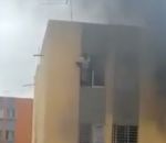 sauter immeuble Un homme se défenestre pour échapper à un incendie