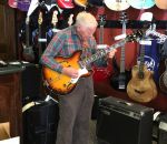 guitare magasin Un papi de 80 ans joue de la guitare électrique