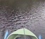 regis eau chute Régis pêche dans une barque