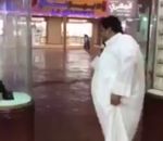 homme chute glissade Les Saoudiens n'ont pas l'habitude de la pluie