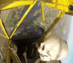 pilote Un squelette pilote un avion