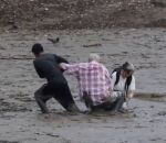 sauvetage Un Thaïlandais aide deux touristes bloqués dans la boue