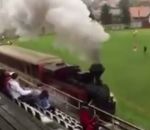 tatran Un train passe dans un stade de football
