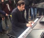 piano Il  joue un hymne à la paix devant le Bataclan