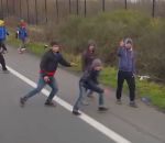 autoroute camion Un chauffeur routier vs Migrants à Calais