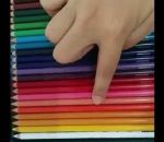 crayon couleur arc-en-ciel S'amuser avec des crayons de couleur