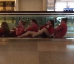 escalator roulant Une équipe de natation passe le temps dans un aéroport
