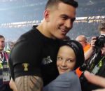 rugby enfant Sonny Bill Williams donne sa médaille d'or à un enfant