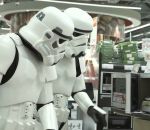 wars star pub Deux stormtroopers dans un magasin