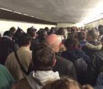 france supporter Les supporters chantent la Marseillaise en évacuant le Stade de France
