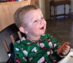reaction manger Un bébé mange son premier bacon