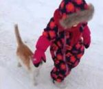 saut neige chat Un chat fait du catch avec une petite fille