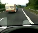 tracteur autoroute ll se fait doubler par une caravane