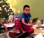 jeu enfant mauvais Un enfant pas content de son cadeau de Noël