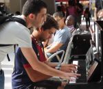 piano musique Deux inconnus jouent du piano à la gare d'Austerlitz