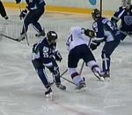 glace Un patin coupe la gorge d'un hockeyeur