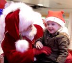 enfant pere Un Père Noël signe à une enfant sourde