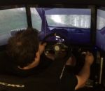 jeu-video simulateur course Un pilote de rallye joue à DiRT Rally sur un simulateur