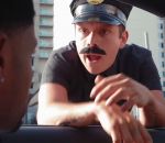 vostfr Un policier contrôle un automobiliste noir
