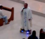 eglise Un prêtre sur un hoverboard