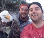 sauvetage oiseau Selfie avec un aigle qu'ils viennent de libérer