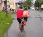 velo pedale Deux enfants sur un vélo