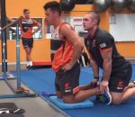 musculation exercice football Dylan Shiel travaille ses cuisses