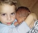amour calin Un enfant fait un câlin à son frère nouveau-né