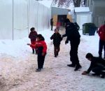 neige bataille Des enfants de réfugiés attaquent la police en Serbie