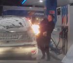 femme voiture essence Une femme allume un briquet à une station-service