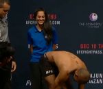 pesee combattant Une fille se rince l’oeil lors de la pesée des combattants UFC