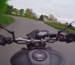 moto motard virage Un motard arrive trop vite dans un virage