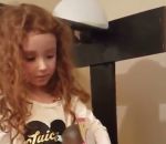 reaction fille Des parents offrent des poupées noires à leurs filles