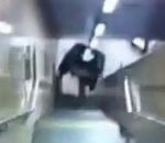 metro pousser Une voiture poussée dans les escaliers d'un métro