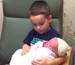 cri peur reaction Un enfant porte son petit-frère nouveau né