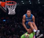 basket dunk panier Le dunk d'Aaron Gordon par-dessus une mascotte