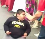 obese gros Enfant gros sur un hoverboard