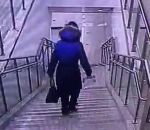 chute femme escalier Une femme rate une marche