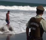 police plage Echapper à la police en allant dans l'eau