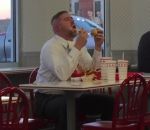 manger Un homme a une grosse faim dans un fast-food