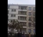 sauvetage Un homme sauve un enfant suspendu à un balcon