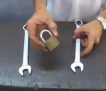 forcer plate Ouvrir un cadenas avec deux clés plates