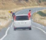 francais voiture Des français en Nouvelle-Zélande pissent par la fenêtre de leur voiture 
