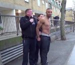 jet homme Il urine pendant son arrestation