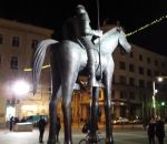 illusion optique perspective Une vue en perspective d'une énorme statue de cheval