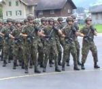 parade defile « We Will Rock You » par l'Armée Suisse