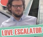 homme main gay Coup de foudre entre hommes en escalator (Prank)